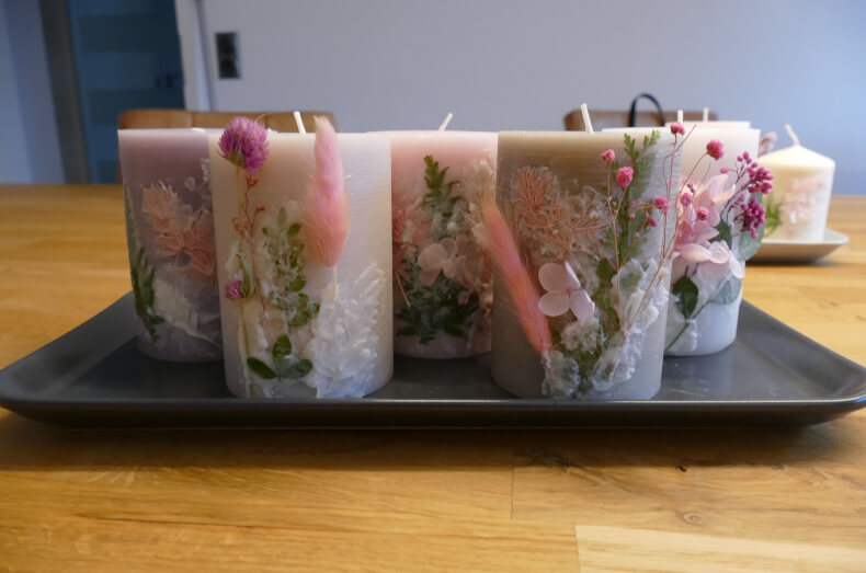 Blumenkerzen selbst machen • Kerzen-DIY mit Trockenblumen