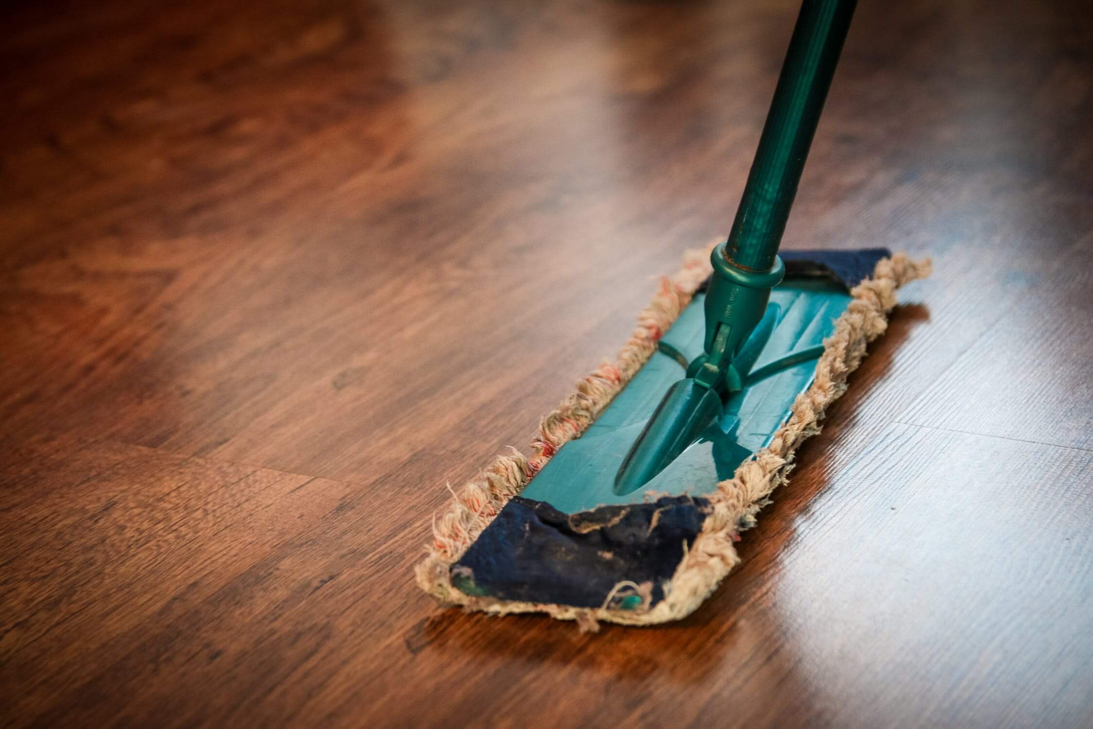 Holzboden reinigen – Darauf kommt es an