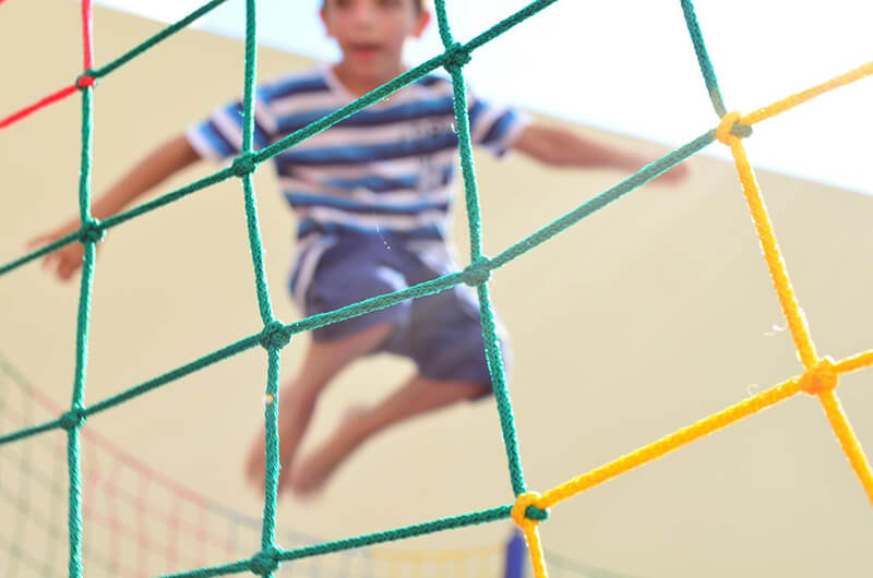 Junge springt Trampolin