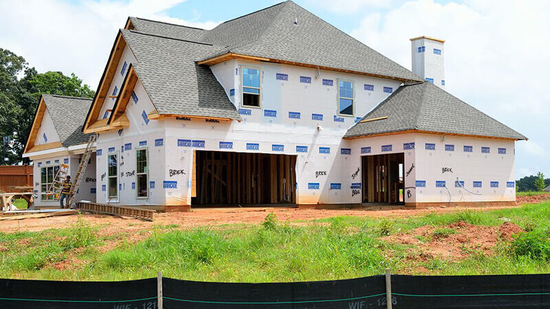 So kannst Du trotz steigender Zinsen die Baukosten beim Hausbau gering halten